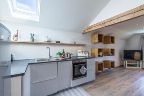 Fridge, oven, stovetop, dishwasher