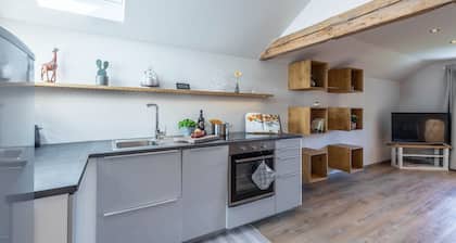 Moderne Ferienwohnung "Linde" mit Blick auf den See, Bergblick, Garten & Terrasse