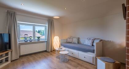 Moderne Ferienwohnung "Linde" mit Blick auf den See, Bergblick, Garten & Terrasse