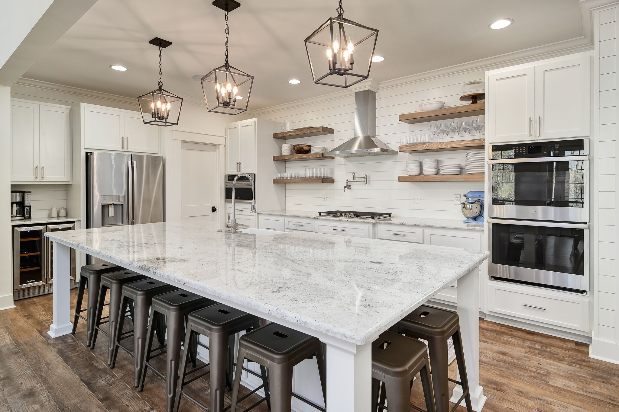 Kjøleskap, mikrobølgeovn, ovn og kokeplater