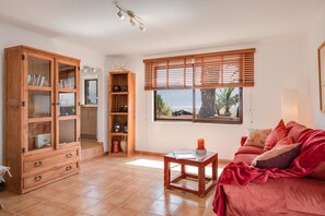 TV, stereo - Beautiful House "La Casita" with Sea and Mountain View, Garden & Terrace (Famara)