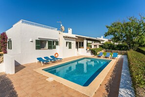 Une villa moderne dotée d’une piscine, d’un espace extérieur aménagé et d’un jardin bien entretenu.
