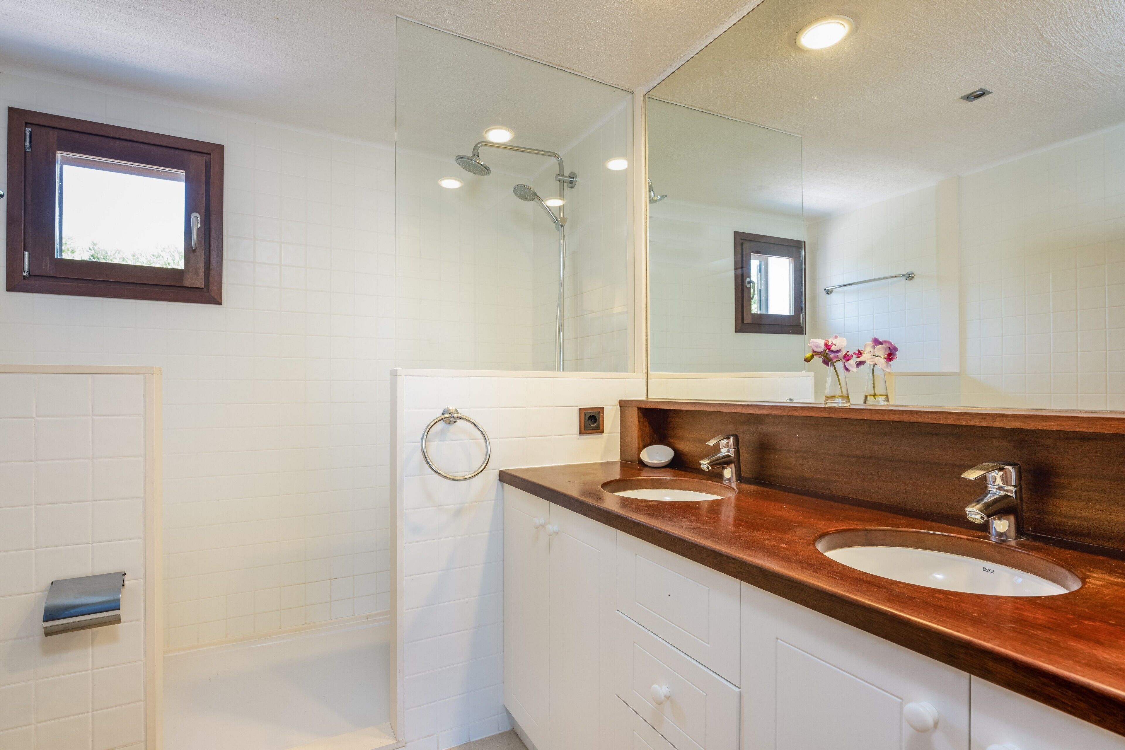 Bathtub, hair dryer, towels