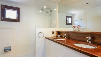 Bathtub, hair dryer, towels