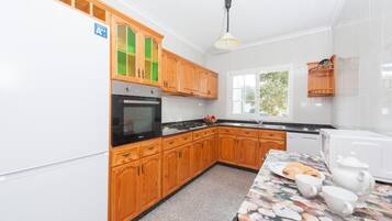 Een koelkast, een microgolfoven, een oven, een kookplaat