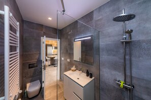 Shower, free toiletries, hair dryer, towels - Beautiful Holiday Home "Sa Porta" with Wi-Fi & Terrace (Alcudia)