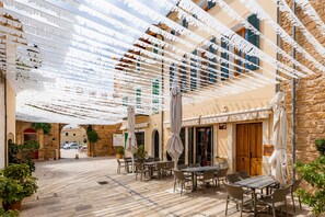 Outdoor dining - Beautiful Holiday Home "Sa Porta" with Wi-Fi & Terrace (Alcudia)