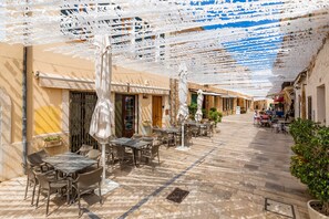 Outdoor dining - Beautiful Holiday Home "Sa Porta" with Wi-Fi & Terrace (Alcudia)