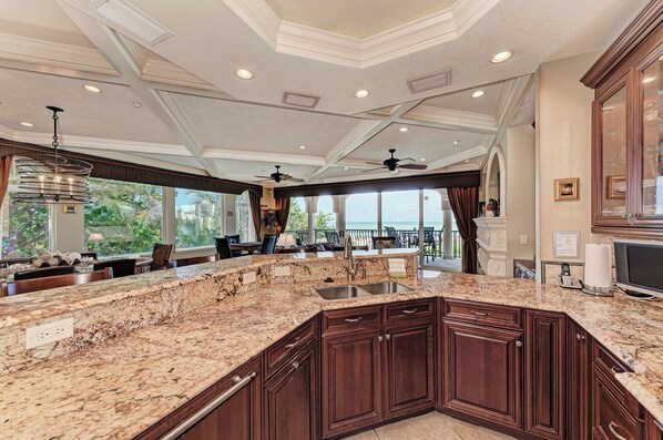 Fridge, stovetop, dishwasher