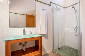 Bañera, artículos de higiene personal gratuitos y secador de pelo