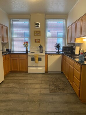 Fridge, microwave, oven, stovetop - 240 State St NE Salem Oregon "TIGER STATION LOFT A" 30 night stays & takes pets. (Salem)