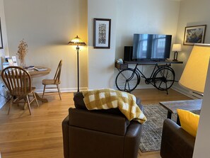 Smart TV - 240 State St NE Salem Oregon "TIGER STATION LOFT A" 30 night stays & takes pets. (Salem)