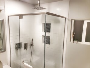 Hair dryer, towels, soap, shampoo - ►New modern pet friendly studio with private entrance near Old Town  (Scottsdale)