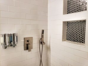Secador de pelo, toallas, jabón, shampoo