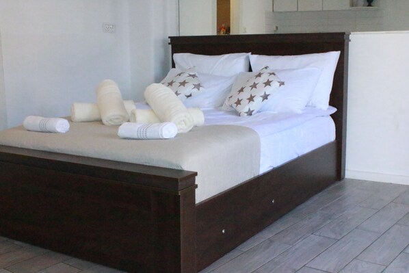 1 bedroom, bed sheets