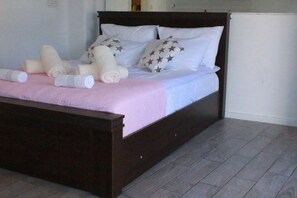 1 bedroom, bed sheets