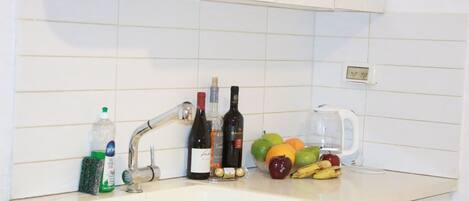 Kühlschrank, Wasserkocher mit Kaffee-/Teezubehör, Wasserkocher