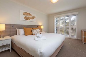 3 bedrooms, iron/ironing board, Internet, bed sheets - Villa Legato - Luxury villa at Cypress Lakes Resort (Pokolbin)