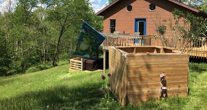 Hocking Hills Chubby Frog Cabin: Game Room, Hot Tub, Fire Pit & Private Hiking!