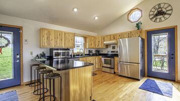 Jääkaappi, mikroaaltouuni, uuni, liesi