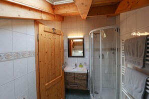 Shower, hair dryer, towels - Ferienwohnung 2, 2 Personen, 50 qm, 1 Schlafzimmer, Balkon (Schönau am Königssee)