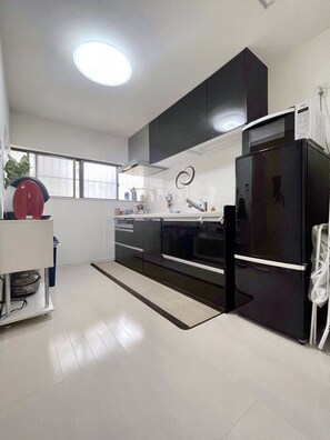 Frigorífico, microondas, placa de cocina y lavavajillas