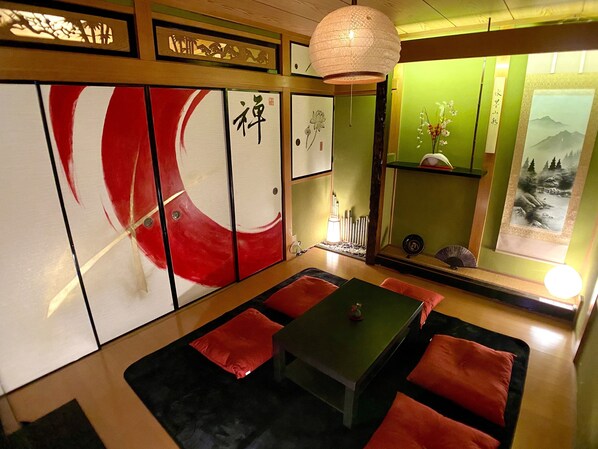 Ein traditioneller japanischer Raum mit Tatami-Boden, einem niedrigen Tisch und Shoji-Schirmen.