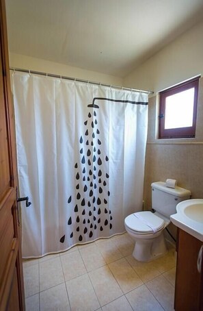Bathtub, towels - Charming Villa, Private Pool, Hot Tub, Sea Views close to the Pretty Fishing Harbour at Pomos! (Pomos)