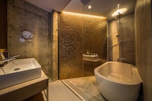 Quarto (COSMOS 402) | Banheiro | Produtos de toalete grátis, secador de cabelo, chinelos, bidê