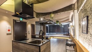 Una cocina moderna con una isla central, electrodomésticos integrados y una zona de estar con vistas.
