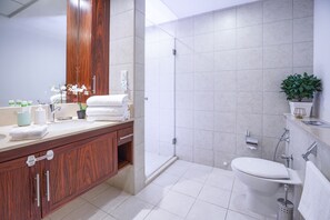 อพาร์ทเมนท์, 3 ห้องนอน | ห้องน้ำ | อ่างอาบน้ำและฝักบัวแยกจากกัน, ของใช้ในห้องน้ำฟรี, ไดร์เป่าผม, ผ้าเช็ดตัว