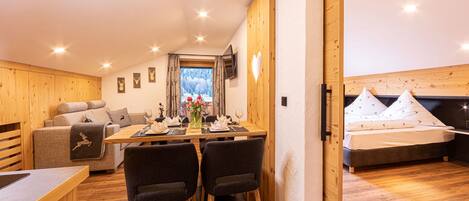 2 عدّة غرف نوم وخدمة الإنترنت وملاءات أسرّة