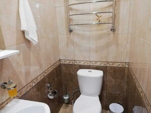 Dusch, handdukar, tvål och schampo