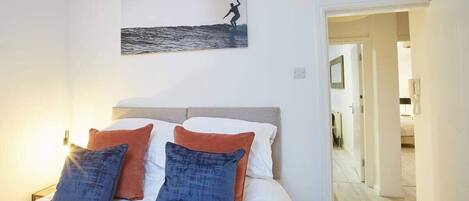 2 slaapkamers, een strijkplank/strijkijzer, gratis wifi, beddengoed