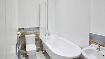 Een douche, een haardroger, handdoeken, zeep