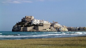 A coastal town with a prominent fortified castle on a hill, overlooking the sea. - Les Doyes Bl 3 1-36  LEK (Peñiscola)