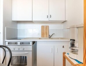 Fridge, microwave, oven, toaster - Apartment 3 Mats by Interhome (Canet-Plage)