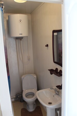 Basic Double Room | Bathroom