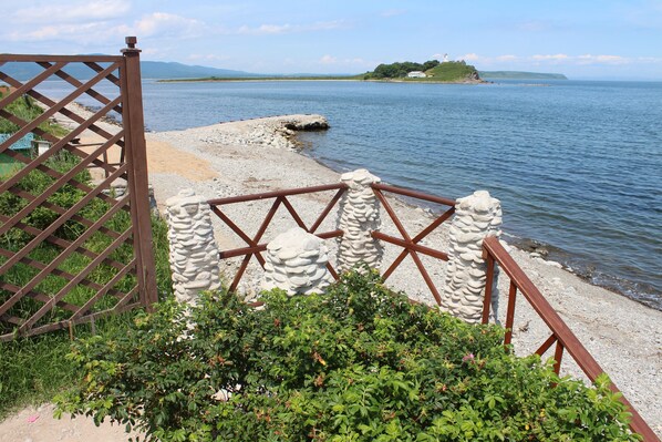 Näkymä rannalle/valtamerelle