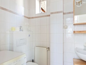 Apartment | Badezimmer | Duschwanne, Handtücher