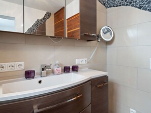 Ferienhaus | Badezimmer | Dusche, Handtücher