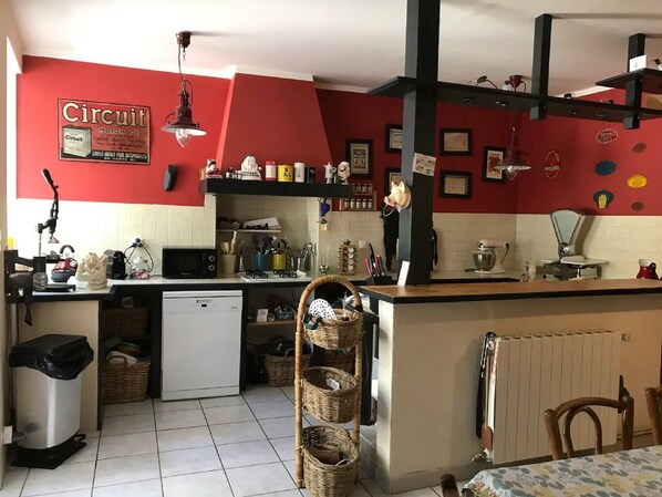 House | Private kitchen | Fridge, microwave, oven, dishwasher - Serene Holiday Home in Domazan With Private Swimming Pool (Domazan)