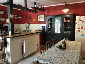 House | Private kitchen | Fridge, microwave, oven, dishwasher - Serene Holiday Home in Domazan With Private Swimming Pool (Domazan)