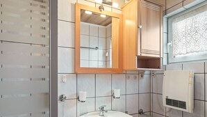 House | Bathroom - Modern Holiday Home in Daun With Garden (Daun)