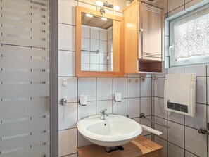 Ferienhaus | Badezimmer | Dusche, Handtücher