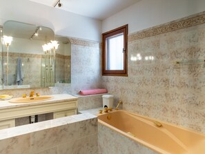 Biệt thự | Phòng tắm | Buồng tắm vòi sen, khăn tắm 