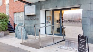 Reception - Simplistic Studio in London with Hot Tub (London)