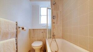 Apartment | Bathroom - Simplistic Studio in London with Hot Tub (London)