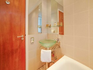 Apartment | Bathroom | Shower, towels