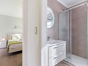 Villa | Bathroom - Serene Holiday Home in Novigrad With Private Pool (Novigrad)
